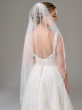 Fotograf: Arlington Einstöckiger Brautschleier mit Perlen und Paillettenrand