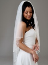 Fotograf: Avondale Zweistufiger Brautschleier mit Perlen, Perlen und Kristallrand