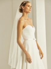 Photograph: Bianco Ivory Plain Single Tier Fingertip Veil with Cut Edge S303 (Voile de bout de doigt à un seul niveau avec bord coupé)