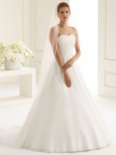 Photograph: Bianco Ivory Plain Single Tier Floor Length Veil with Cut Edge S227 (Voile de sol à un seul étage avec bord coupé)