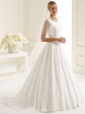 Photograph: Bianco Ivory Plain Two Tier Chapel Veil with Corded Edge S212 (voile de chapelle à deux niveaux, ivoire)