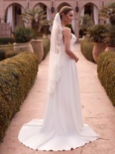 Fotograf: Bianco Ivory Single Tier Beaded 3D Flower Fingertip Veil S538