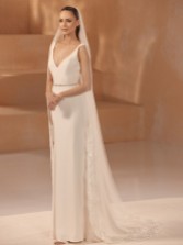 Photograph: Bianco Ivory Single Tier Chapel Veil with Beaded Lace Edge S471 (voile de chapelle à un seul étage avec bord en dentelle perlée)