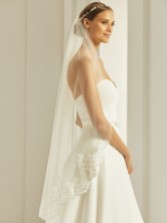 Photograph: Bianco Ivory Single Tier Fingertip Veil with Beaded Lace Edge S286 (voile de bout de doigt à un seul niveau avec bord en dentelle perlée)