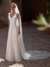 Photograph: Bianco Ivory Single Tier Glitter Tulle Cathedral Veil with Glass Bead Edge S521 (voile cathédrale en tulle pailleté avec bord en perles de verre)