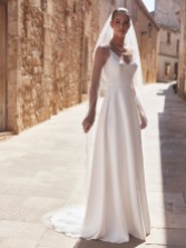 Photograph: Bianco Ivory Single Tier Glitter Tulle Chapel Veil with Glass Bead Edge S499 (voile de chapelle en tulle pailleté à un seul étage avec bordure en perles de verre)