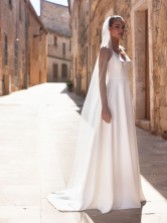 Photograph: Bianco Ivory Single Tier Glitter Tulle Floor Length Veil with Glass Bead Edge S522 (voile de sol en tulle pailleté à un seul étage avec bordure en perles de verre)