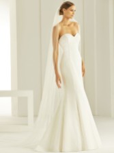 Photograph: Bianco Ivory Single Tier Satin Edge Cathedral Veil with Crystals S296 (voile cathédrale à un étage avec cristaux)