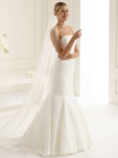 Photograph: Bianco Ivory Single Tier Satin Edge Chapel Veil S209 (voile de chapelle à un étage)