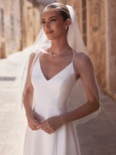 Photograph: Bianco Ivory Single Tier Scalloped Beaded Edge Short Veil S482 (voile court festonné et perlé à un seul niveau)