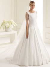 Photograph: Bianco Ivory Single Tier Swarovski Crystal Chapel Veil with Corded Edge S223 (Voile de chapelle à un étage en cristal Swarovski avec bord en cordon)