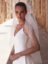 Photograph: Bianco Ivory Two Tier Glitter Tulle Fingertip Veil with Scattered Diamantes S496 (voile de bout de doigt en tulle pailleté à deux étages avec des diamants dispersés)