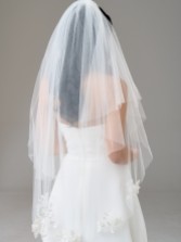 Photograph: Bloomington Ivory Two Tier Cut Edge Veil with Floral Motifs (voile à deux étages à bords coupés avec motifs floraux)