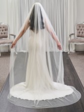 Photograph: Camden Single Tier Italian Tulle Dainty Scattered Pearl Veil (voile de tulle italien à un étage)