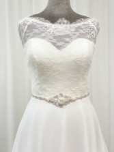 Photograph: Ceinture nuptiale en perles et diamants de Harper Rose