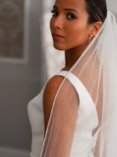 Photograph: Linzi Jay Voile de mariée ivoire à un seul étage avec bord en diamant LA930