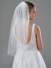 Photograph: Lovington Ivory Single Tier Scattered Diamante Veil with Corded Edge (Voile à un seul niveau de diamants dispersés et bordé de cordon)