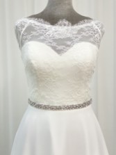 Photograph: Perfect Bridal Ceinture de mariage Gabrielle Slim, ornée de cristaux