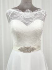 Photograph: Perfect Bridal Ceinture de robe Isla Floral en cristal, perles et perles