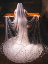 Fotograf: Perfect Bridal Elfenbein einreihig 3D Blumen Kathedrale Schleier