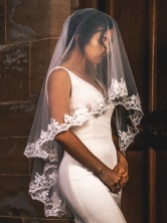 Fotograf: Perfect Bridal Elfenbein zweistufiger floraler Spitzenschleier mit Fingerspitze