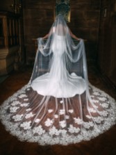 Fotograf: Perfect Bridal Elfenbeinfarbener einreihiger perlenbesetzter Floralspitzen-Kathedralschleier mit Motiven