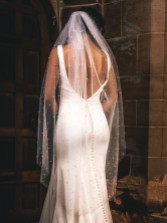 Fotograf: Perfect Bridal Elfenbeinfarbener einreihiger Schleier mit gestreuter Perlenkante