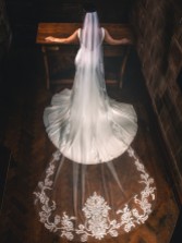 Fotograf: Perfect Bridal Elfenbeinfarbener einreihiger verzierter Spitzen-Kapellenschleier