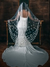Fotograf: Perfect Bridal Elfenbeinfarbener einstufiger 3D Blumen Schleier in Walzerlänge