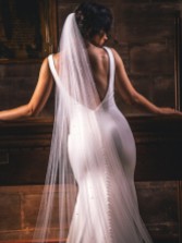 Fotograf: Perfect Bridal Elfenbeinfarbener einstufiger Kathedralenschleier mit verstreutem Kristall am Rand