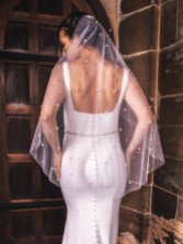 Fotograf: Perfect Bridal Elfenbeinfarbener einstufiger kurzer Schleier mit Perlenbesatz