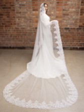 Fotograf: Perfect Bridal Elfenbeinfarbener einstufiger Mantilla-Spitzen-Kathedralschleier