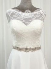 Fotograf: Perfect Bridal Elspeth Vintage inspiriert Perlen Hochzeitskleid Gürtel