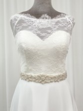 Fotograf: Perfect Bridal Lola Perlen- und kristallverzierter Kleidergürtel