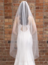 Fotografia: Perfect Bridal Velo avorio a un piano con bordo tagliato e cristalli sparsi, lunghezza valzer