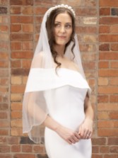 Fotografia: Perfect Bridal Velo corto smerlato avorio a un piano con bordo di perle