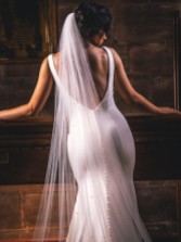 Fotografia: Perfect Bridal Velo da cattedrale avorio a un piano con bordo tagliato e cristalli sparsi