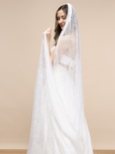 Photograph: Perfect Bridal Voile cathédrale ivoire à un seul étage en dentelle Chantilly et tulle