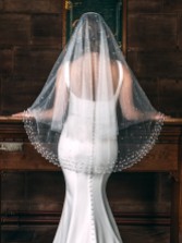 Photograph: Perfect Bridal Voile court en perles à deux étages, ivoire, fortement embelli