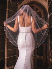 Photograph: Perfect Bridal Voile de bout de doigt en tulle pailleté ivoire à un seul étage, avec perles et cristaux