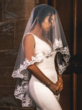 Photograph: Perfect Bridal Voile de bout de doigt ivoire à deux étages, bordé de dentelle florale