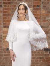 Photograph: Perfect Bridal Voile de bout de doigt ivoire à deux étages et à large bordure de dentelle florale
