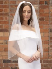 Photograph: Perfect Bridal Voile de bout de doigt à un étage en ivoire, avec perles et cristaux
