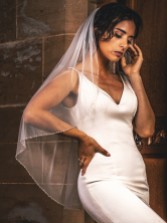 Photograph: Perfect Bridal Voile de mariée ivoire à un seul étage et à bord perlé