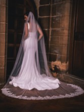 Photograph: Perfect Bridal Voile à large cordon de dentelle à un étage, ivoire