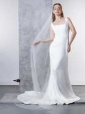 Photograph: Rainbow Club Intrigue Ivory Plain Long Single Tier Veil with Cut Edge (voile long à un seul niveau avec bord coupé)