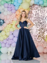 Photograph: Tiffanys Danielle Navy Robe de bal