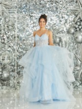 Photograph: Tiffanys Skye Bleu pâle Robe de bal de fin d'année à volants étincelants et corsage floral