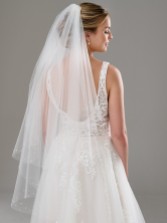 Photograph: Voile de mariée Dorado Ivory à deux étages avec bord coupé et perles