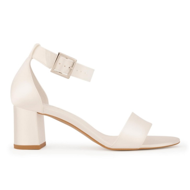 Avalia Carrie Ivory Satin Wide Ankle Strap Block Heel Sandals (Sandales à talons larges en satin ivoire)